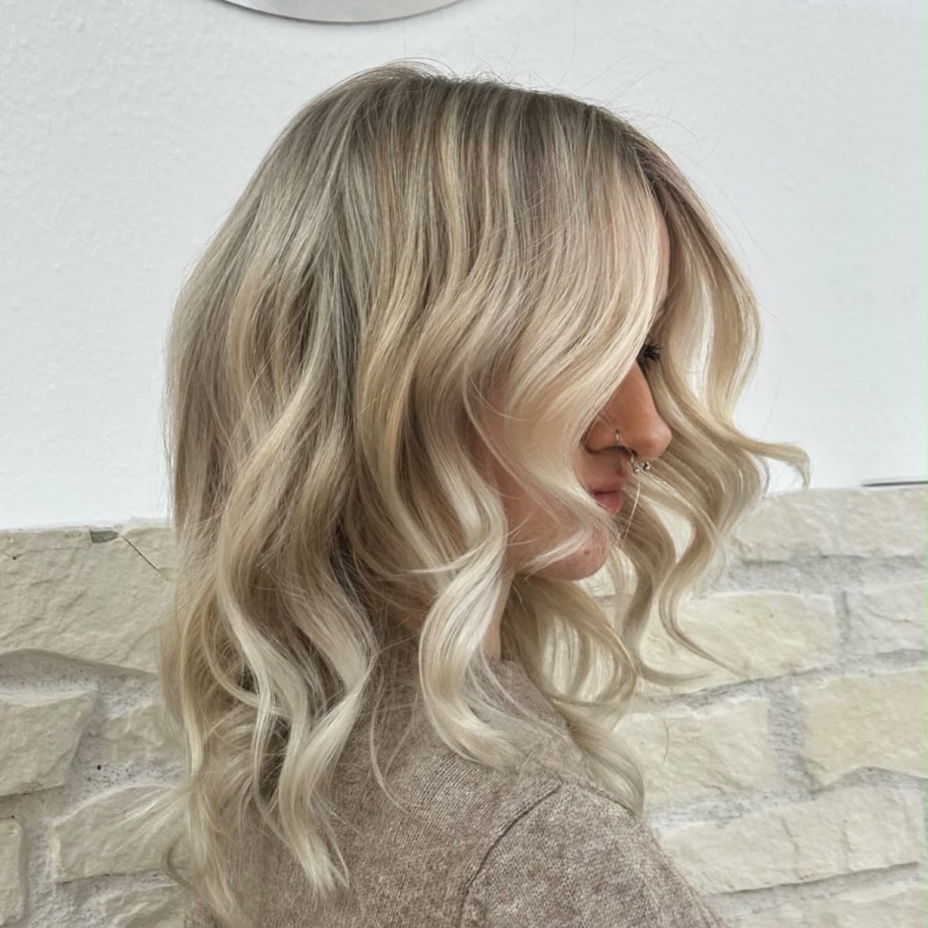 Blonde, weiche Wellen im Profil